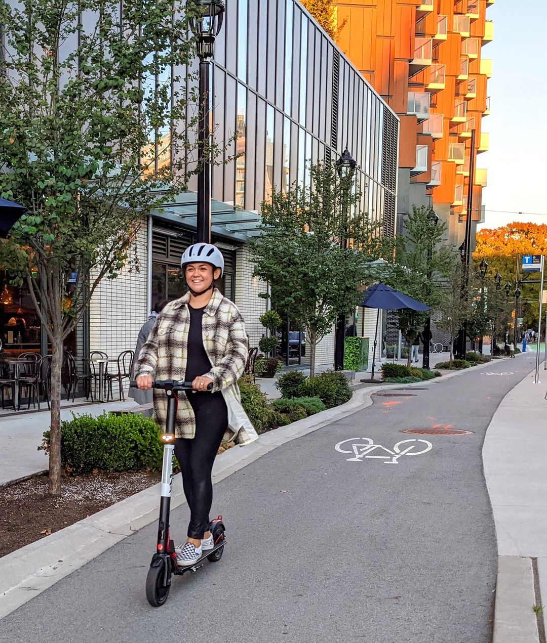 Une femme sur une trotinette sur une voie dédiée aux deux-roues