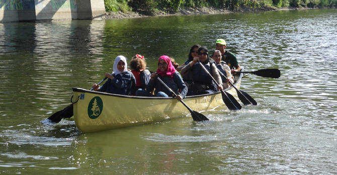 Des gens dans un canot sur une rivière